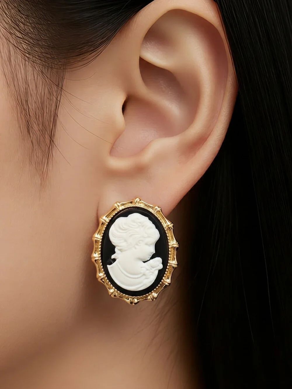 Vintage-Inspired Oval Cameo Earrings – Antique Gold Portrait Studs Black White